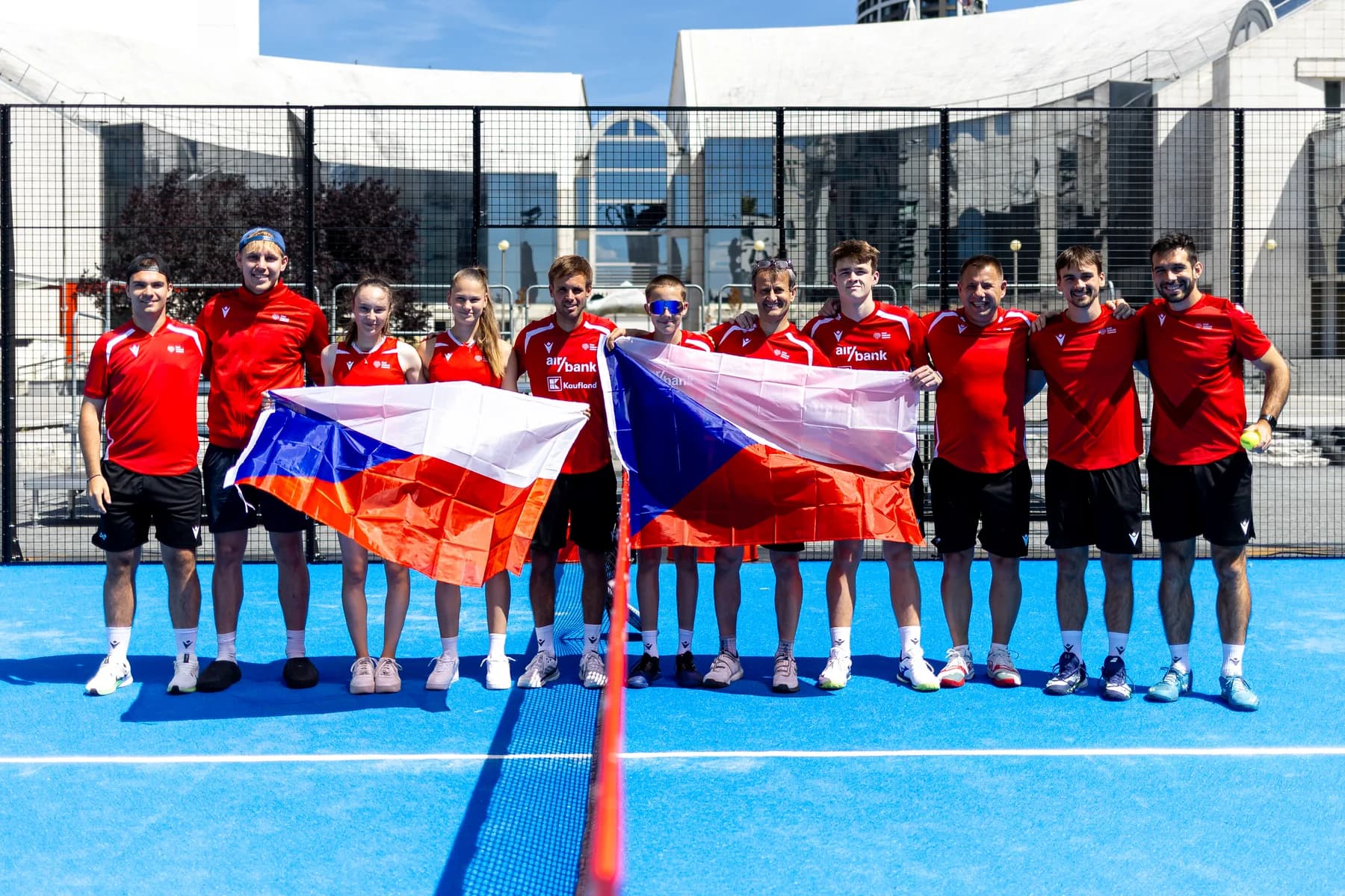 Reprezentační tým České republiky v padelu s vlajkami na modrém kurtu